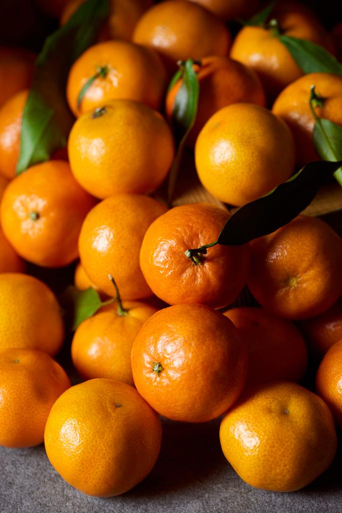 foco seletivo de tangerinas laranja doce com folhas verdes
 - Foto, Imagem