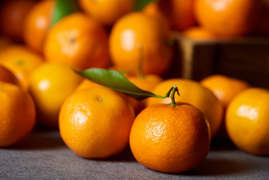 mandalina yeşil yaprakları ile yakınındaki tatlı turuncu clementine seçici odak - Fotoğraf, Görsel