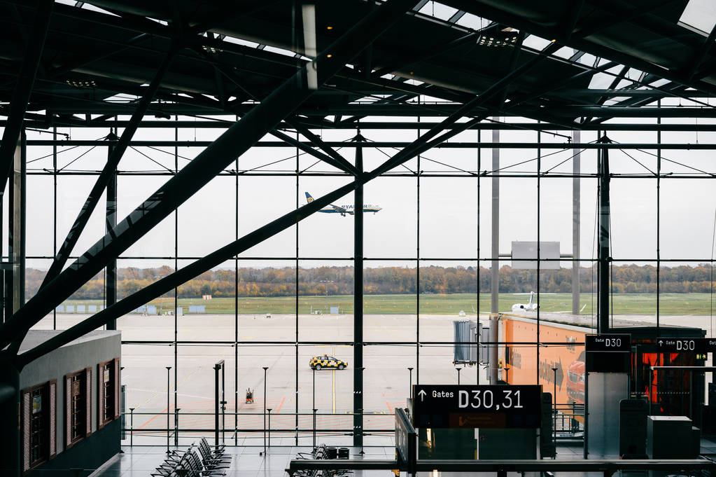 Kolonia, Niemcy - 16 listopada 2017: Widok z hali oczekiwania w Bonn Koln airport Runway - Zdjęcie, obraz