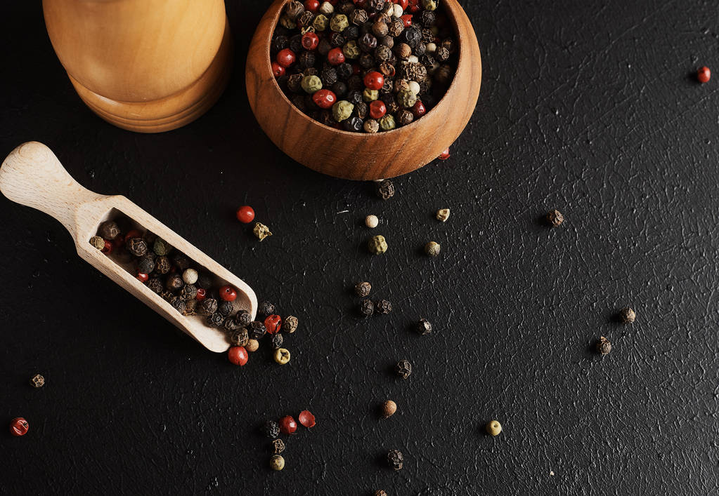 Studio sho van samenstelling van de levensmiddelen met zwarte peper op tafel - Foto, afbeelding