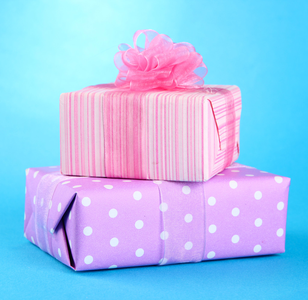 helle Geschenke mit Schleifen auf blauem Hintergrund - Foto, Bild