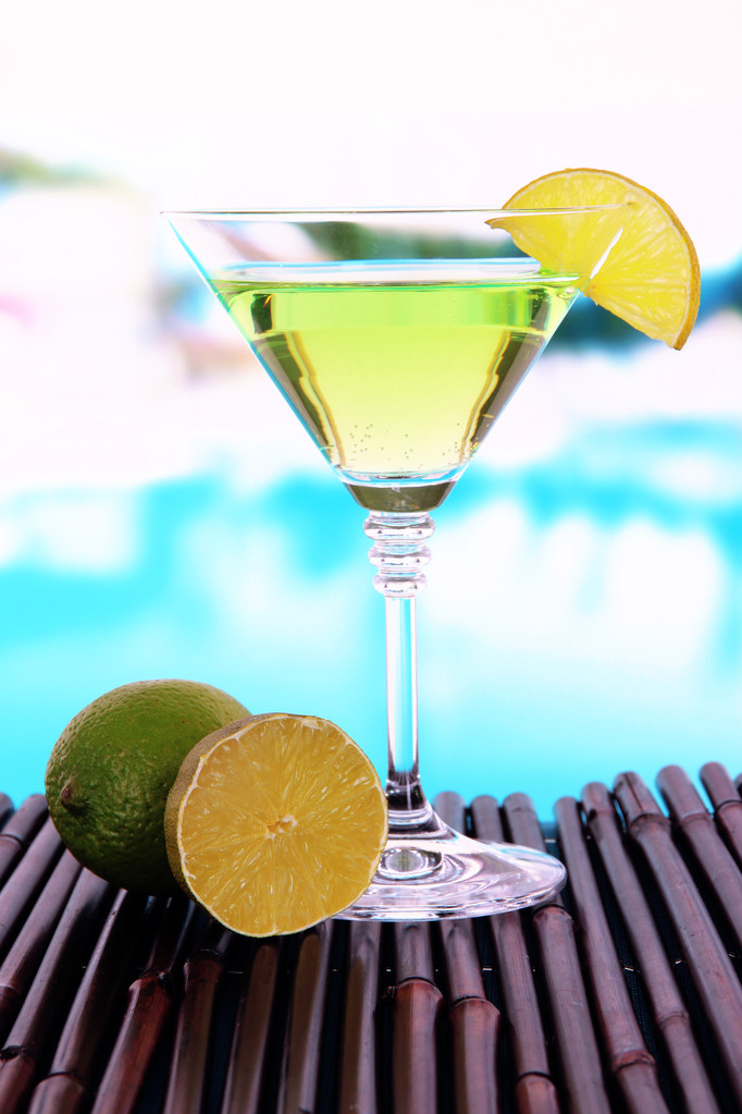 Cocktail vert avec citron vert sur la table sur fond lumineux
 - Photo, image