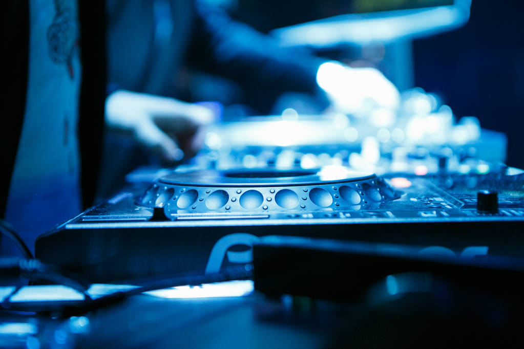 MOSCOW - 15 NOVEMBRO, 2016: Mesa giratória digital de DJ profissional.Tocar música no clube no Pioneer CDJ 1000 CD player.Disc jockey a jogar no palco do clube
 - Foto, Imagem