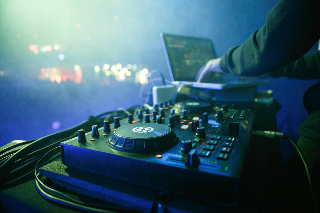 Москва - 30 листопада, 2016: диск-жокей змішування музики на цифровий midi-контролер вертушки в хіп-хоп-учасниця на сцені в нічному клубі. пальці Dj перемішування треків на змішувач на концерті в нічному клубі - Фото, зображення