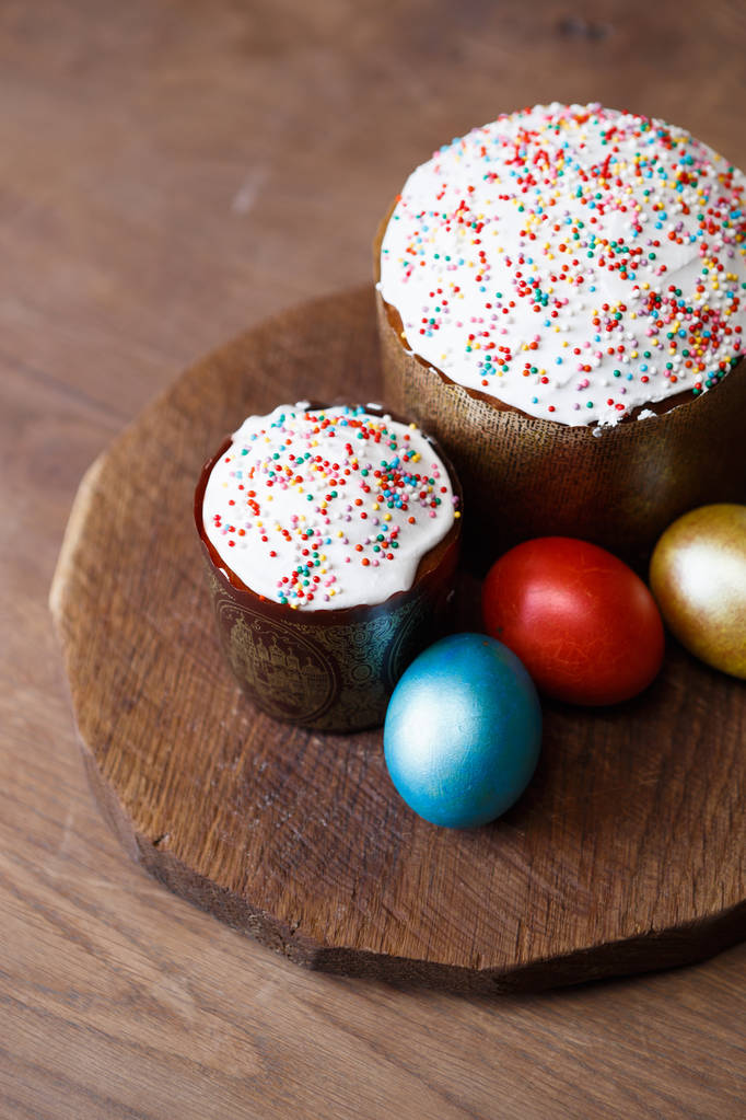 Délicieux gâteaux de Pâques et oeufs pour célébrer la fête orthodoxe russe
. - Photo, image
