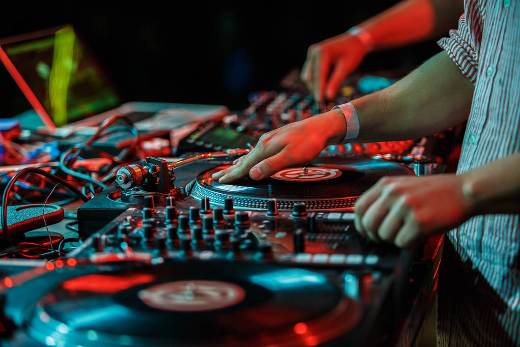 Kyjev-11 v červenci 2018: Profesionální koncertní dj dívka hraje hudbu na panelu směšovače zvuku. Diskžokej instalace na noční klub scéně. DJ seňorita výlezy s populární hip hop skladby na letní festival v noci - Fotografie, Obrázek
