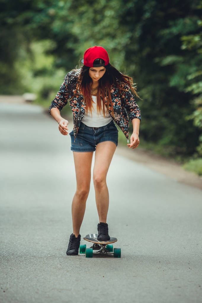 mladá krásná fit žena na skateboardu v parku - Fotografie, Obrázek