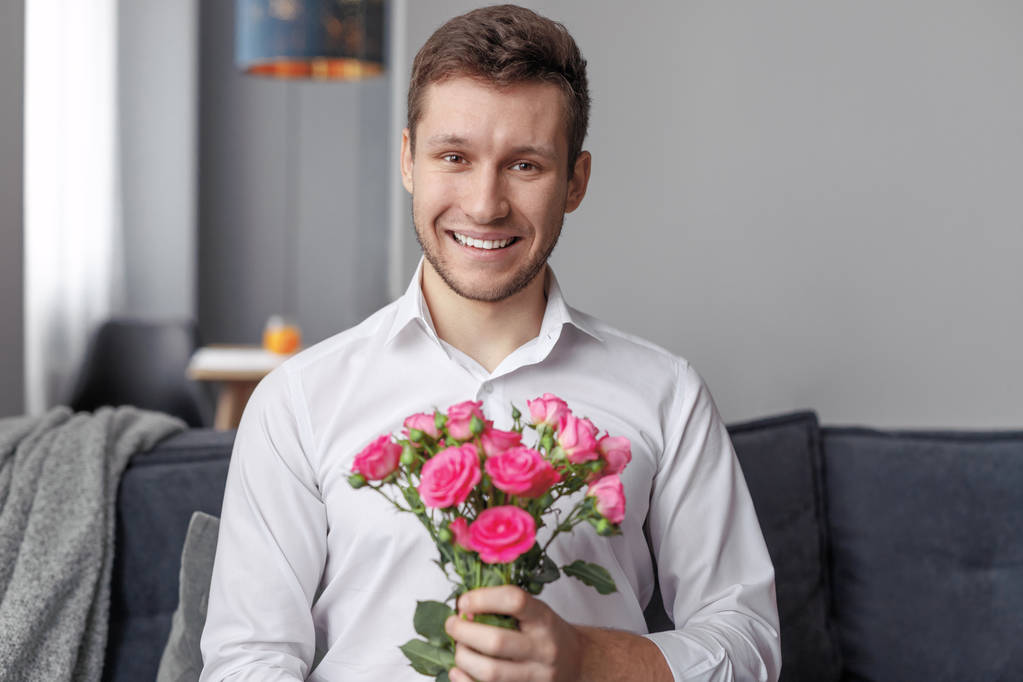 Homem alegre com buquê de flores
 - Foto, Imagem