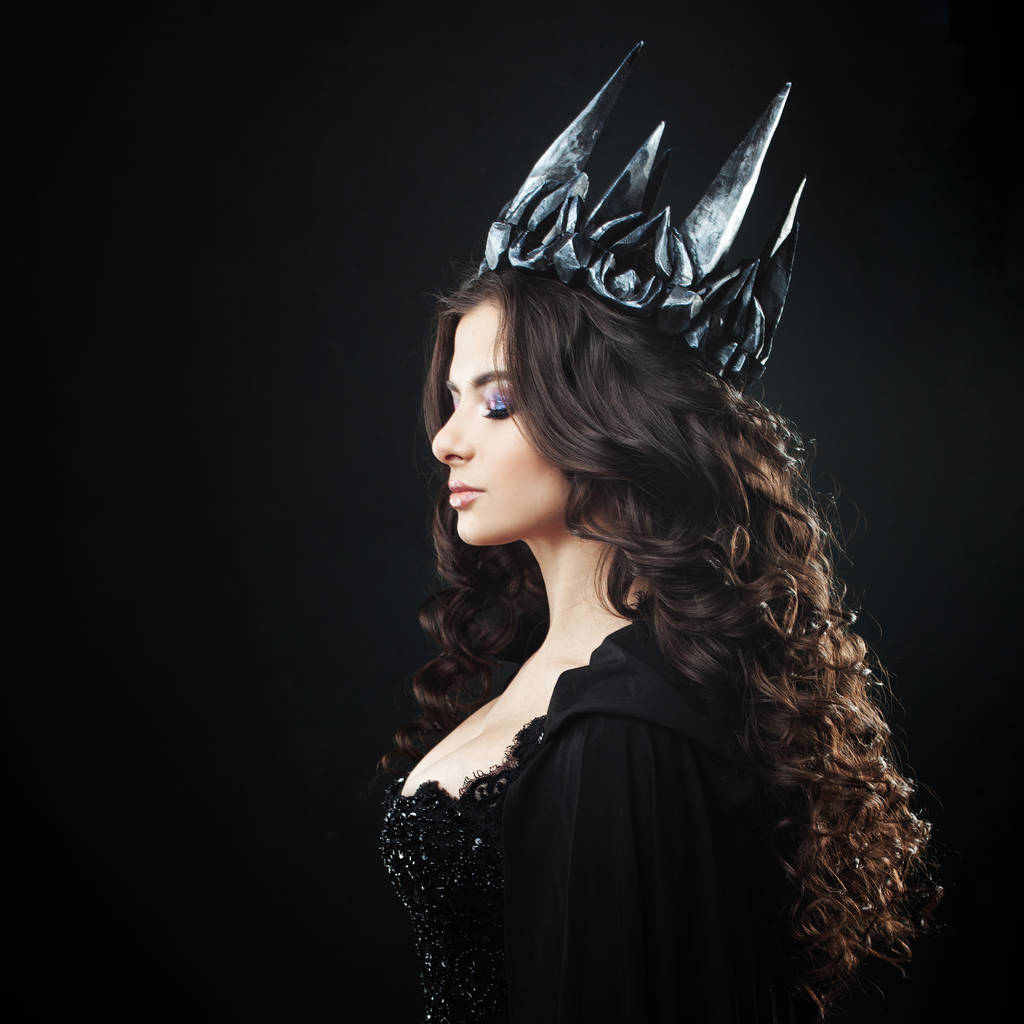 Πορτραίτο του Gothic πριγκίπισσα. Όμορφη νεαρή γυναίκα μελαχρινή στη μεταλλική στεφάνη και μαύρο μανδύα. - Φωτογραφία, εικόνα