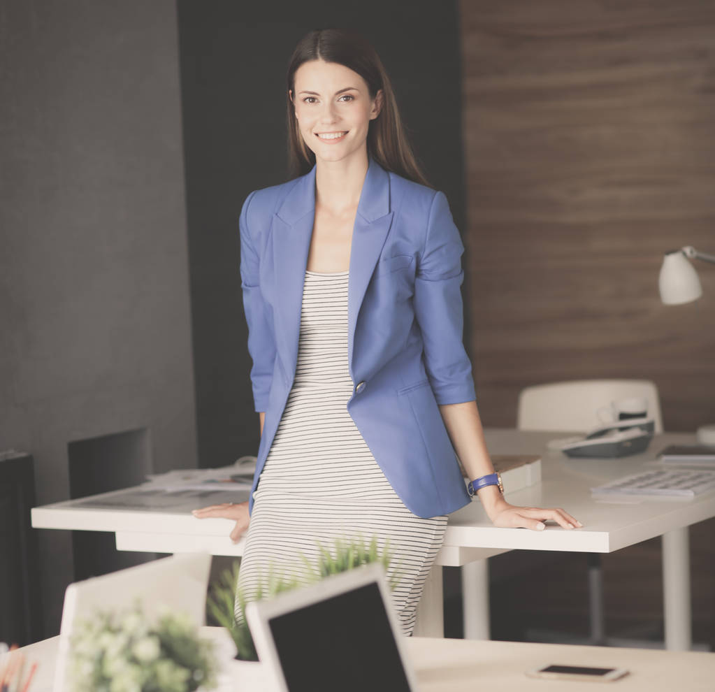 Portrait d'une belle femme d'affaires debout près de son lieu de travail - Photo, image