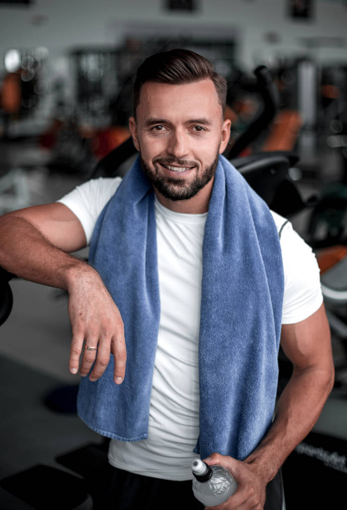 close up. confident sports man in the gym
. - Фото, изображение