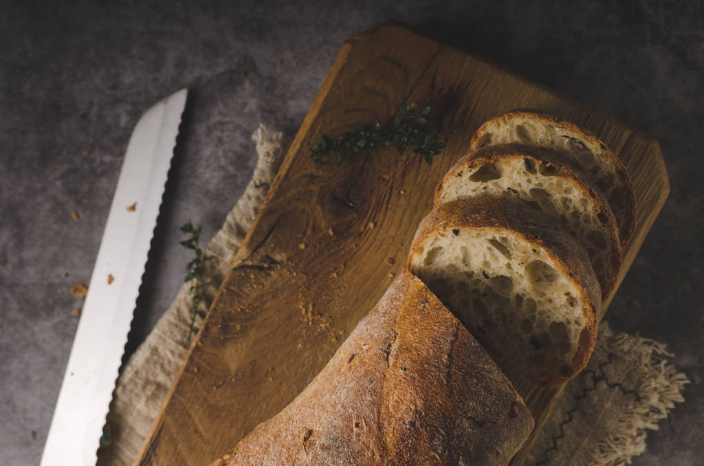 Otlar ile taze pasta baget, sarımsak eve ekmek - Fotoğraf, Görsel