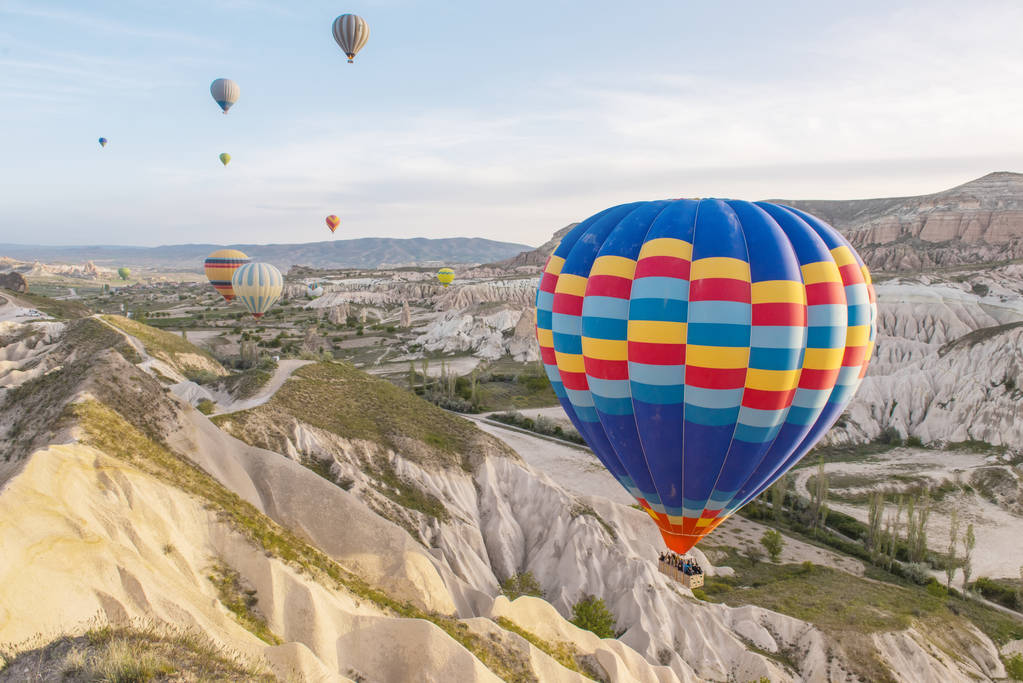αερόστατο θερμού αέρα που πετάει πάνω από cappadocia, γαλοπούλα - Φωτογραφία, εικόνα