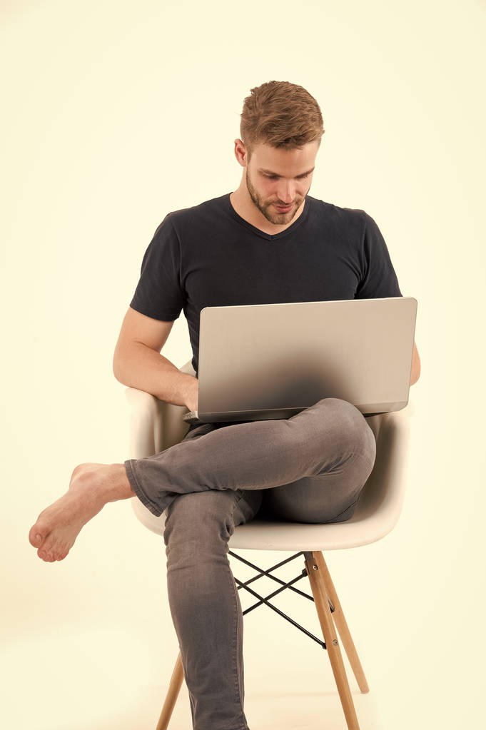 Homem barbudo usar computador pessoal isolado em fundo branco. Homem com laptop em roupas casuais. Internet surf e mundo virtual. Blog ou blog e weblog. Vida moderna em rede social - Foto, Imagem