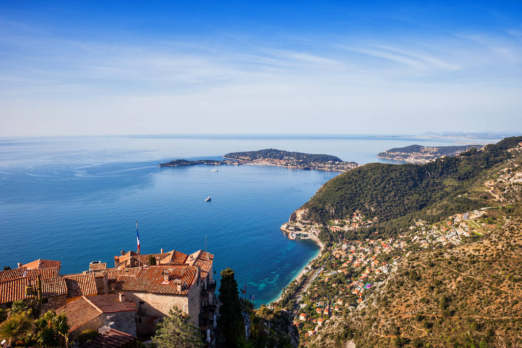 Побережье Французской Ривьеры Средиземного моря, как видно из деревни Эзе во Франции
 - Фото, изображение