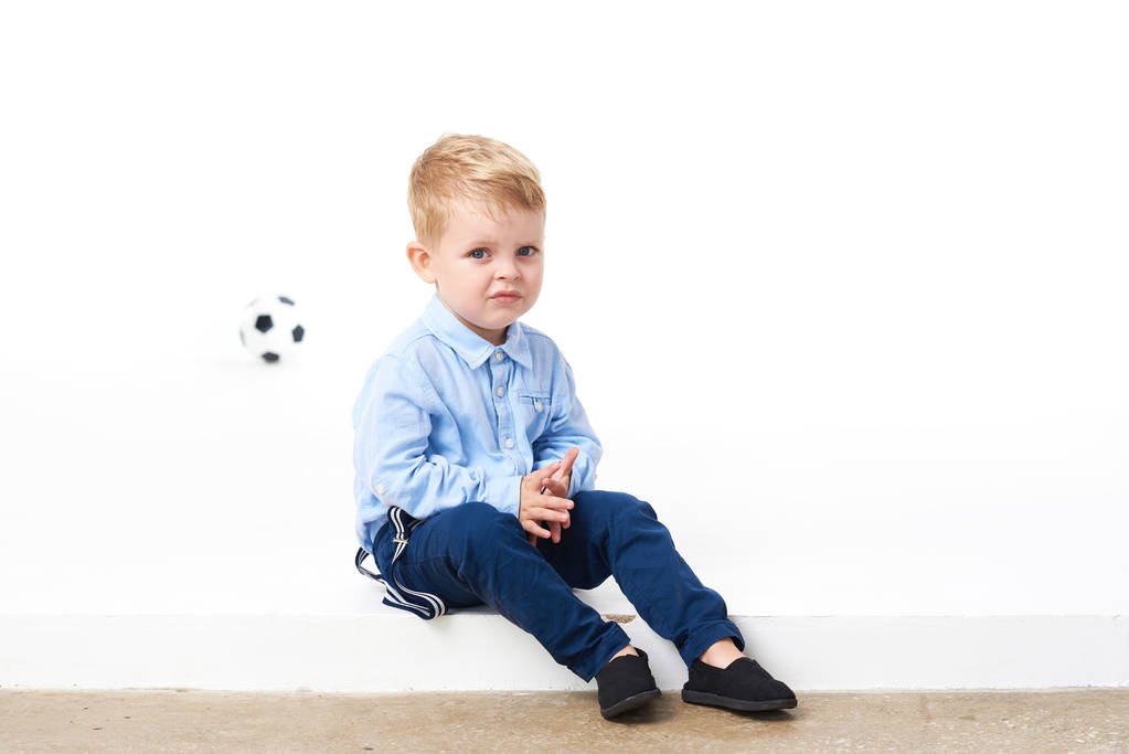 Un niño lindo con una camisa azul. El concepto de bienes promocionales, inscripciones y dibujos sobre la ropa. Aislado sobre fondo blanco
 - Foto, imagen