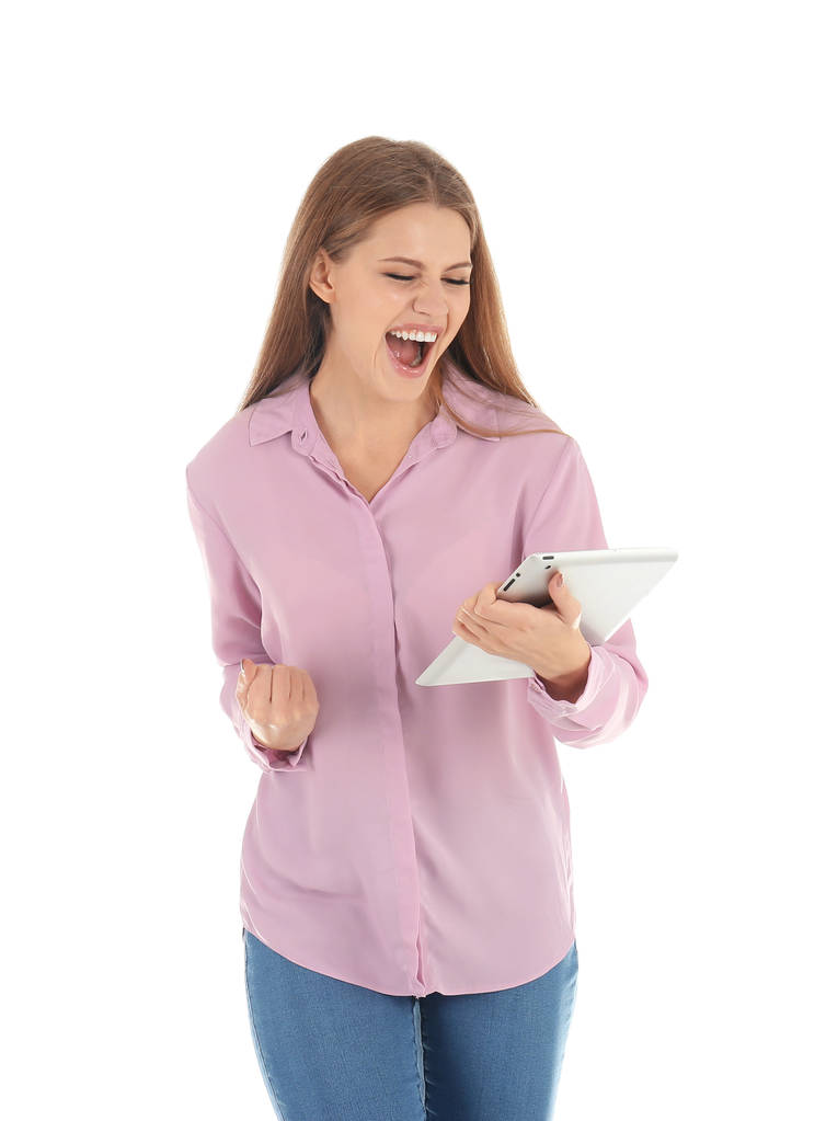 Emocionální mladá žena s tabletem slaví vítězství na bílém pozadí - Fotografie, Obrázek