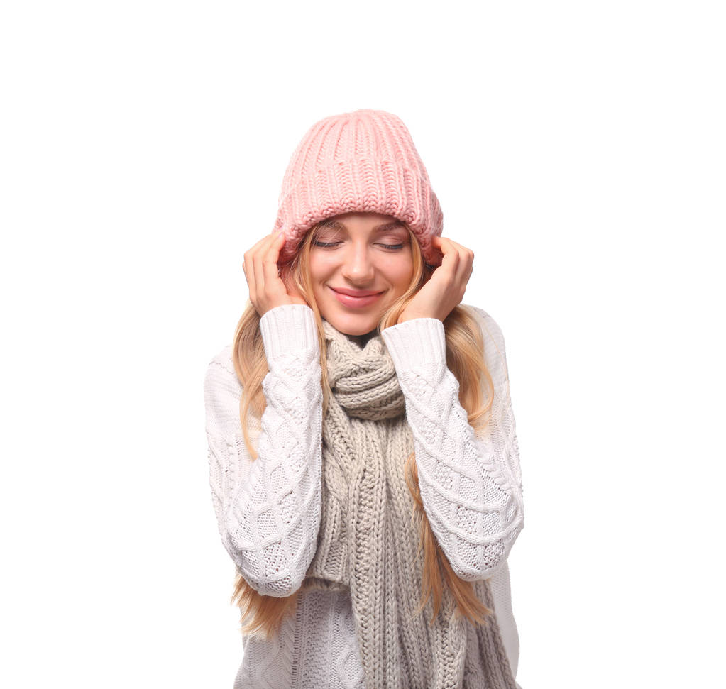 Porträt einer emotionalen jungen Frau mit stylischem Hut und Pullover mit Schal auf weißem Hintergrund. Winterstimmung - Foto, Bild
