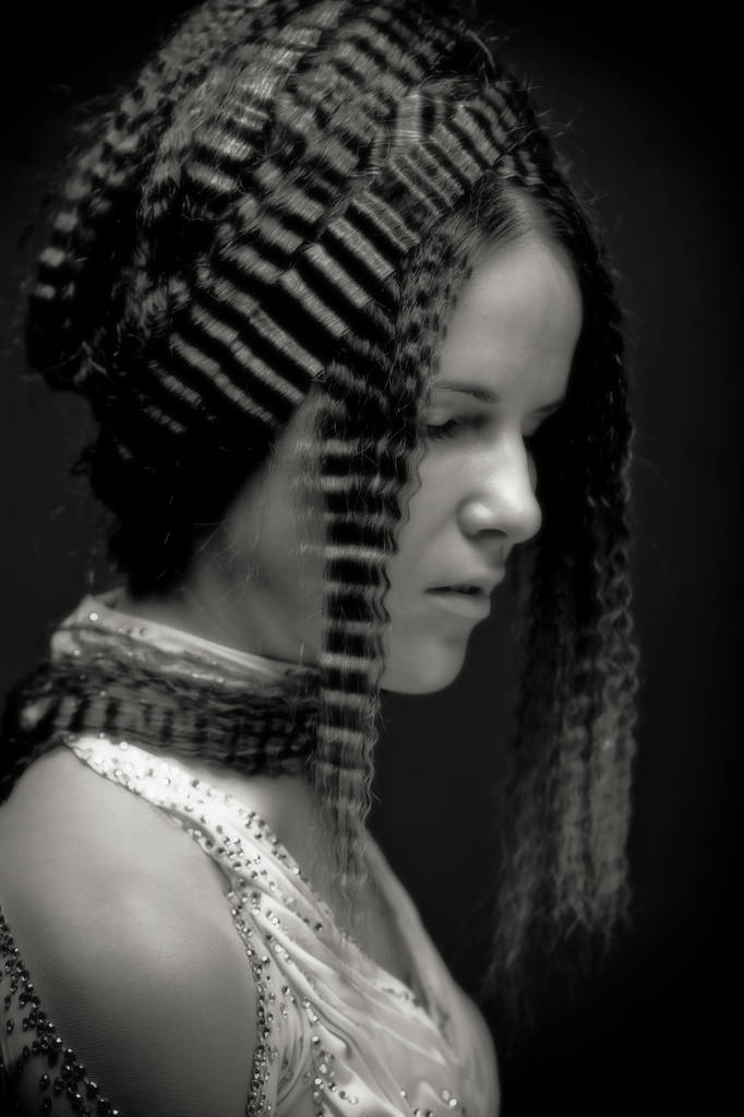 Retrato de una joven bonita con el pelo rizado
.  - Foto, imagen