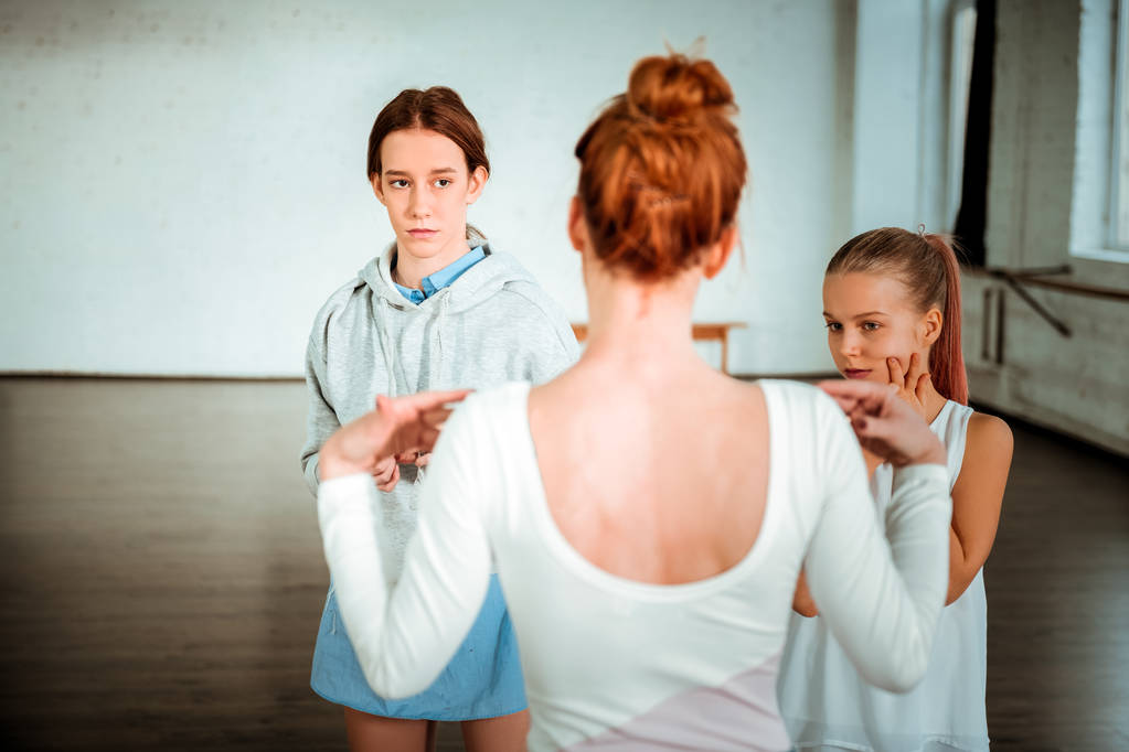 Profesjonalny taniec nowoczesny nauczyciel z rude włosy rozmawia z jej uczniów - Zdjęcie, obraz