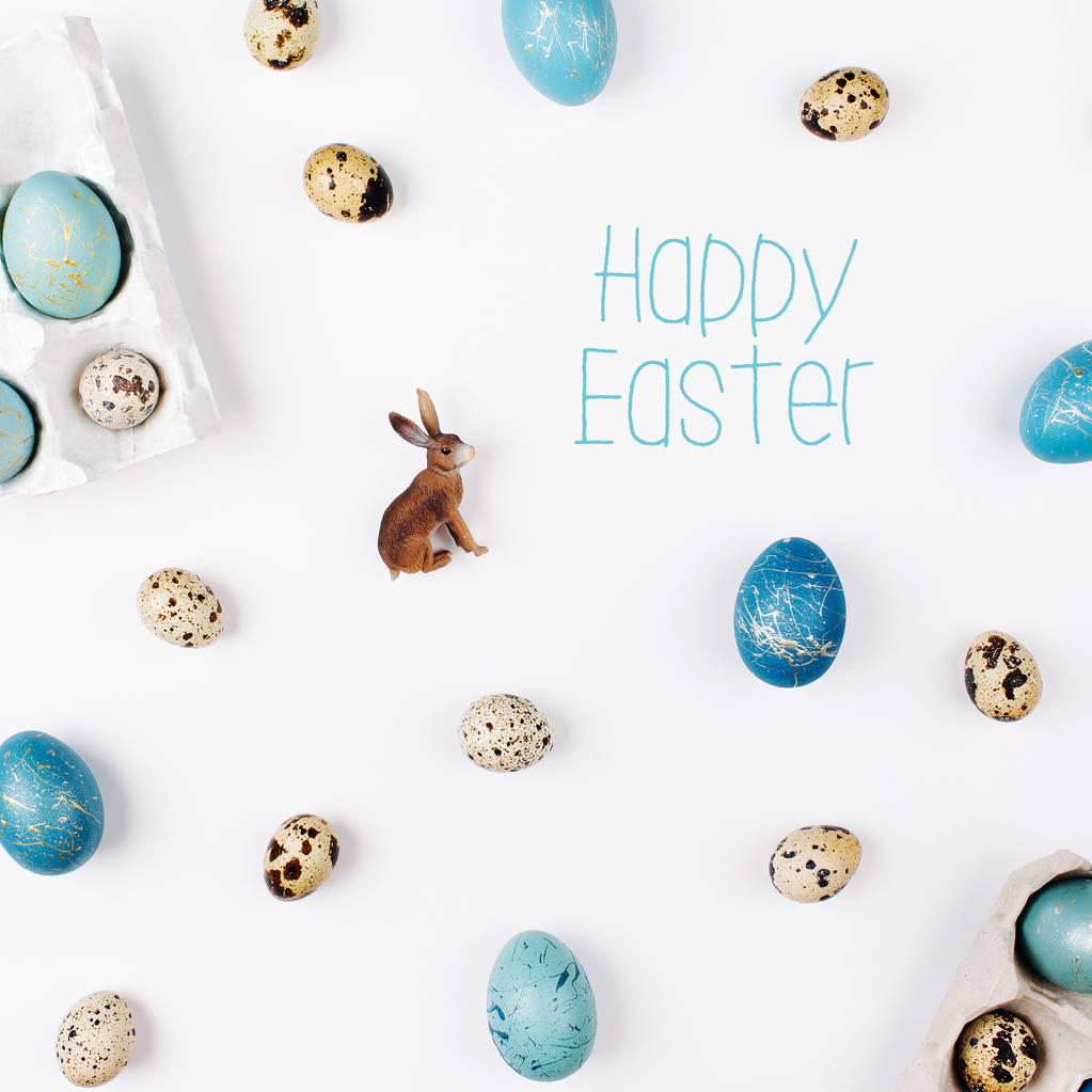 Великоднє свято творчий фон з перепелами та блакитними великодніми яйцями, кроликом та місцем для тексту
  - Фото, зображення