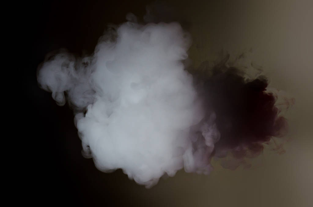 fumaça branca no fundo preto com espaço de cópia
 - Foto, Imagem