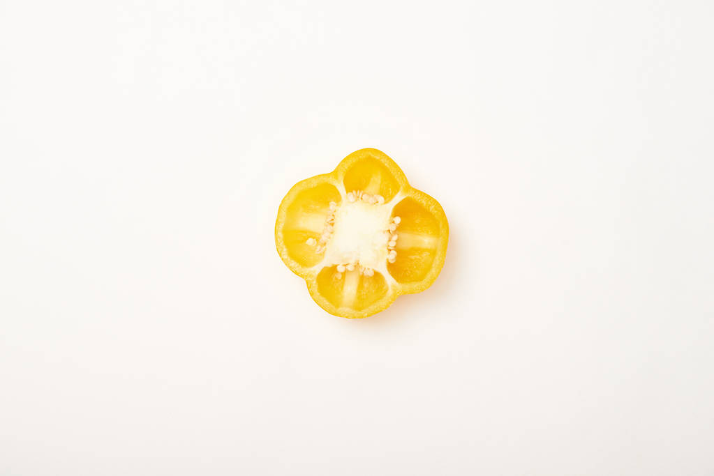 Plan studio de poivron jaune coupé sur fond blanc
 - Photo, image