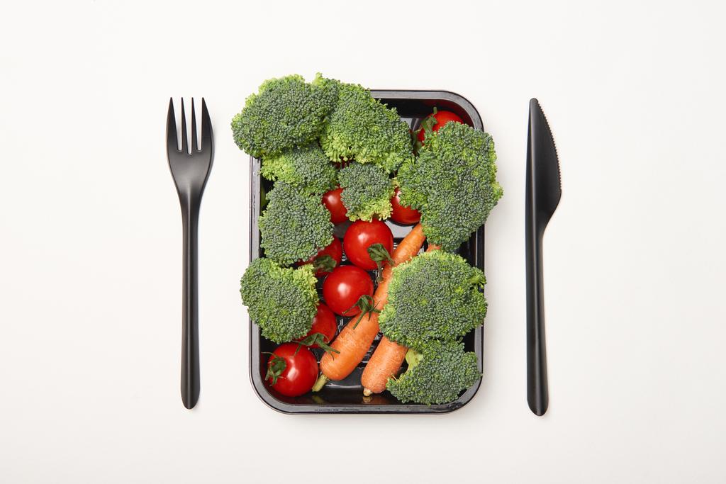 新鮮な野菜や白い背景のセットの食器のトップ ビュー - 写真・画像