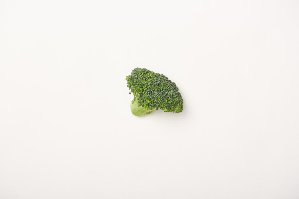 Estúdio tiro de brócolis verde no fundo branco
 - Foto, Imagem