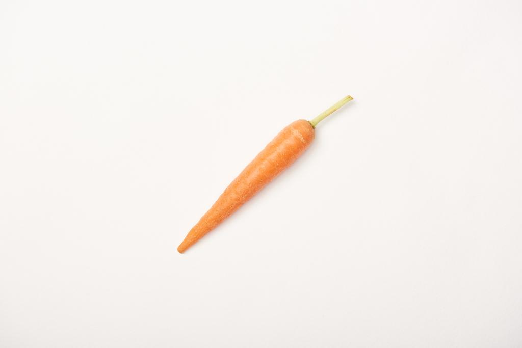 Студійний знімок стиглої моркви на білому тлі
 - Фото, зображення