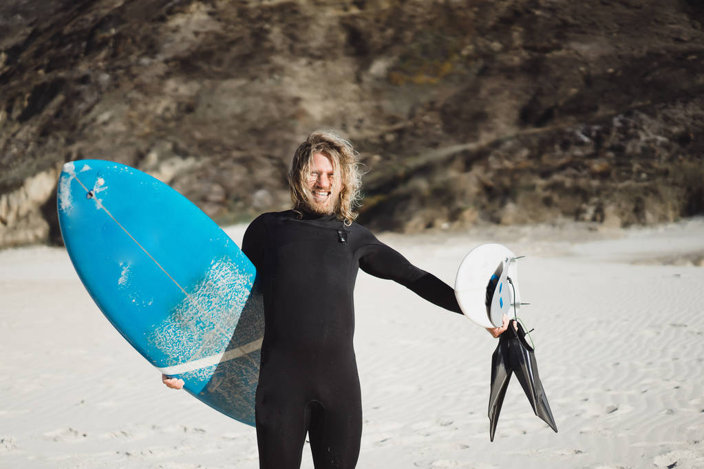 surfista con pinne e bodyboard in tuta idro sulla riva dell'oceano
 - Foto, immagini
