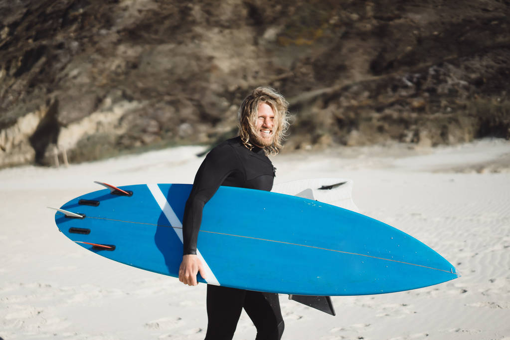 surfista con aletas y una tabla de bodyboard en un traje hidro en la orilla del océano
 - Foto, imagen