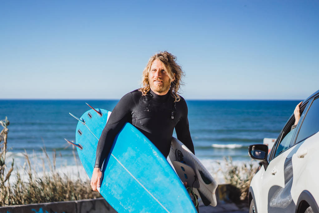 Bir sörfçü bir surfboard ile sörfçüler tarafından arkadaşlarıyla iletişim kurmak için kullandığı. - Fotoğraf, Görsel