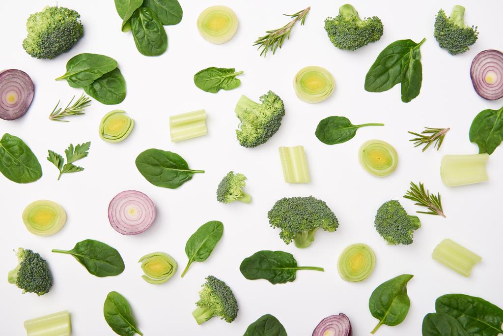 Плоская выкладка с натуральными нарезанными овощами на белом фоне
 - Фото, изображение
