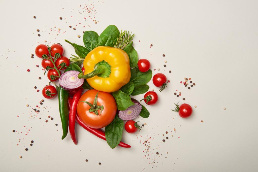 Pohled shora z čerstvé zeleniny a koření na šedém pozadí - Fotografie, Obrázek
