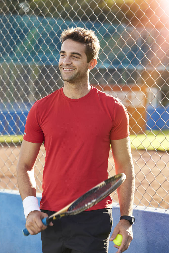 Jugador de tenis sonriente en camiseta roja
 - Foto, imagen
