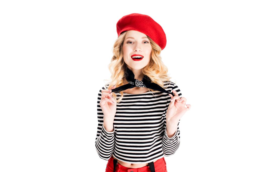 hymyilevä nainen punainen hattu tilalla huivi eristetty valkoinen
 - Valokuva, kuva
