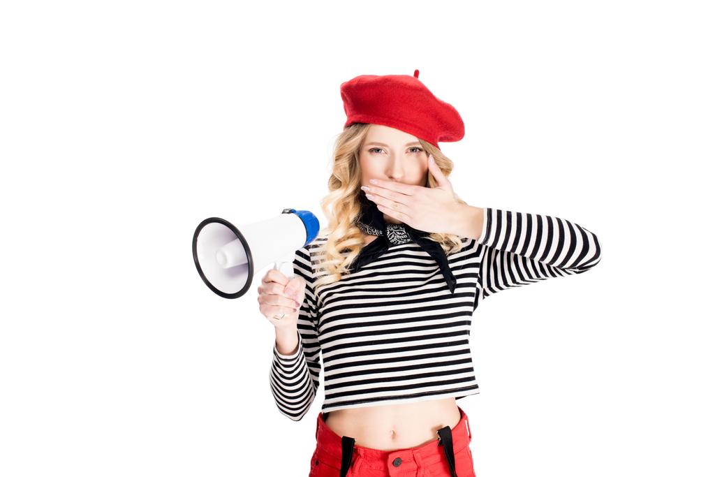 donna in berretto rosso che tiene la mano sulle labbra e megafono isolato su bianco
 - Foto, immagini