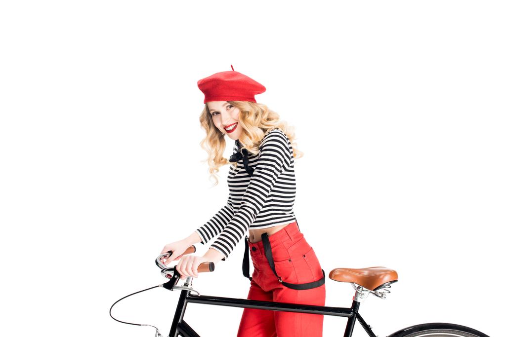 bonita mujer sosteniendo bicicleta y sonriendo aislado en blanco
 - Foto, imagen