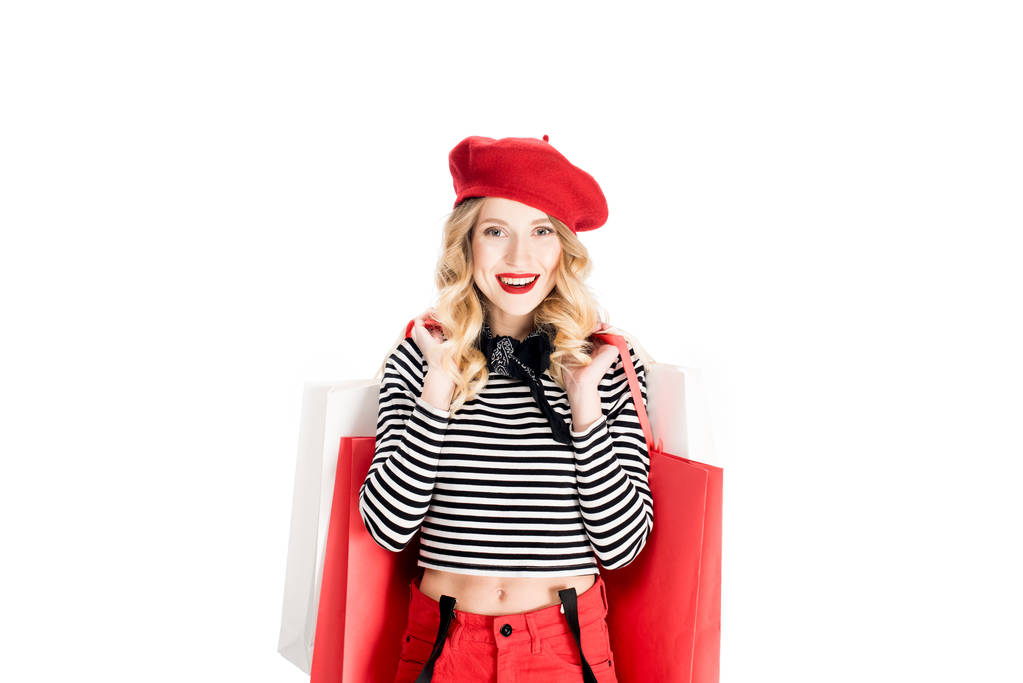 iloinen nainen punainen baskeri hymyilee seistessään ostoskassit eristetty valkoinen
  - Valokuva, kuva