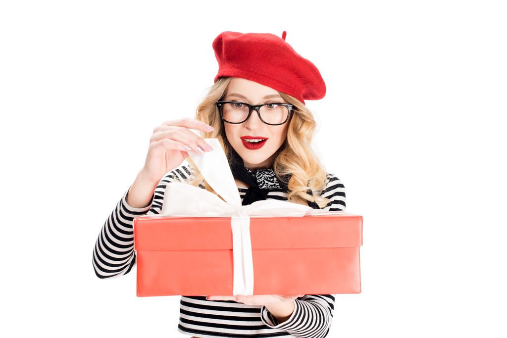 onnellinen blondi nainen lasit katsot lahjapakkauksessa nauha eristetty valkoinen
  - Valokuva, kuva