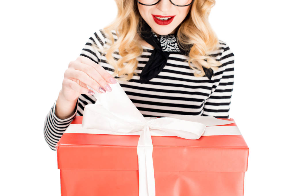 vista recortada de la mujer mirando caja de regalo con cinta aislada en blanco
  - Foto, Imagen