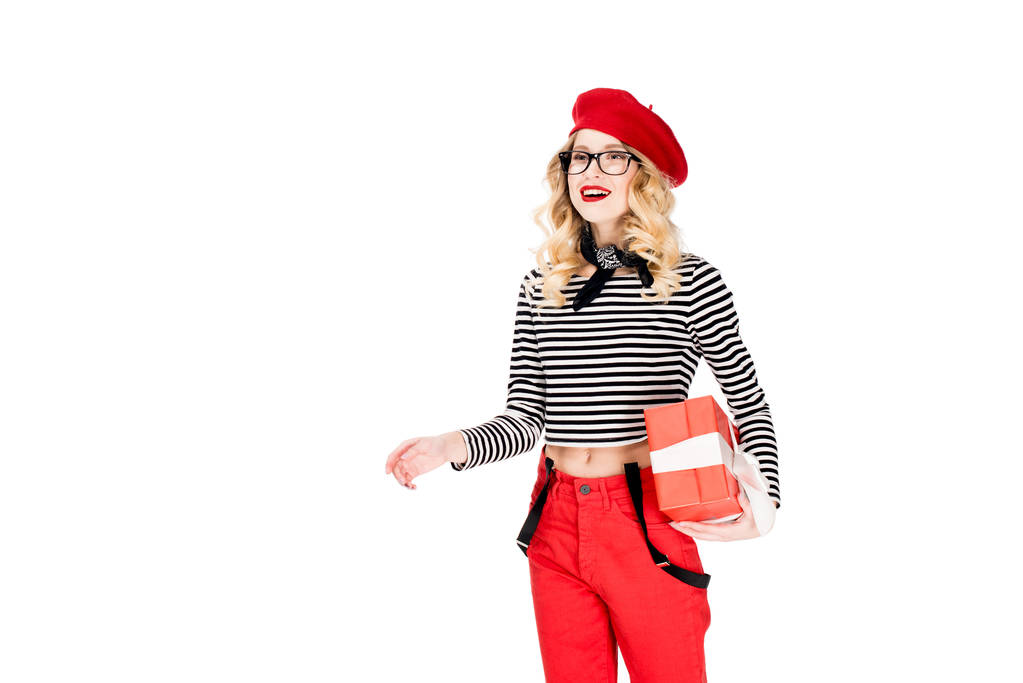 красивая женщина в очках с красной коробкой подарков изолированы на белом
  - Фото, изображение
