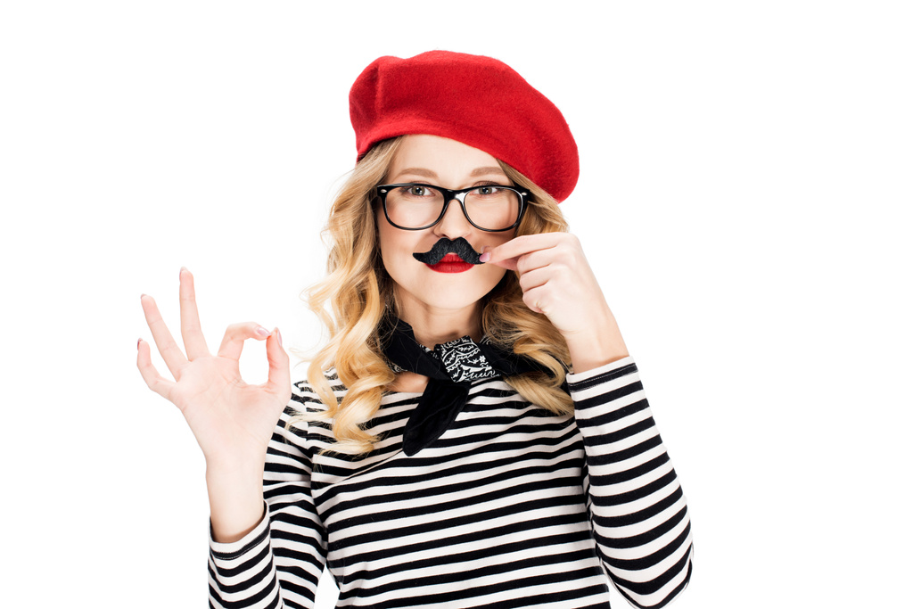 femme blonde dans des lunettes tenant fausse moustache près du visage et montrant ok signe isolé sur blanc
  - Photo, image