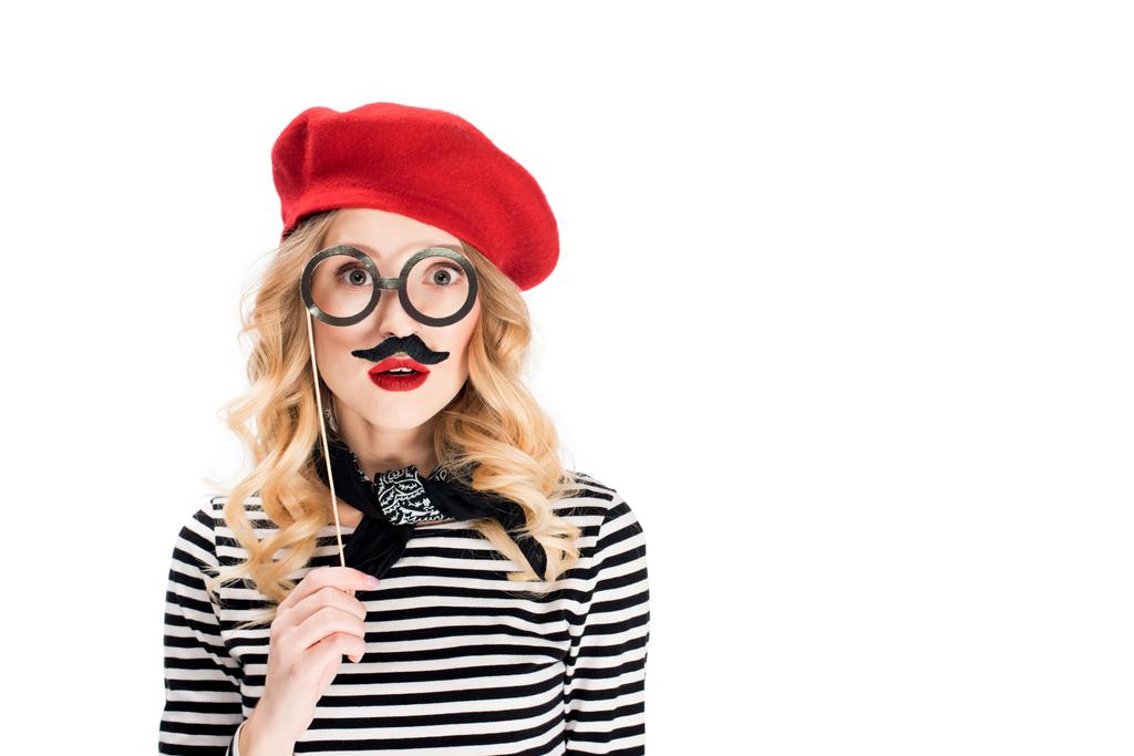 mulher surpreso com bigode falso no rosto segurando vara com óculos isolados em branco
  - Foto, Imagem