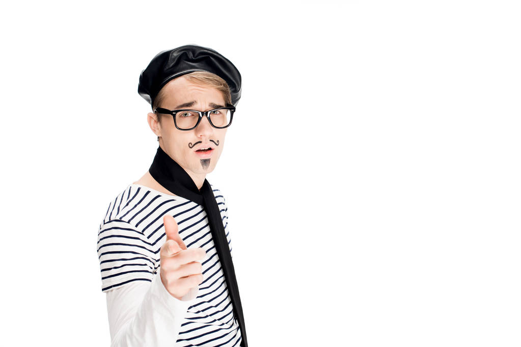 französischer Mann mit Brille und schwarzer Baskenmütze zeigt mit dem Finger isoliert auf weiß  - Foto, Bild