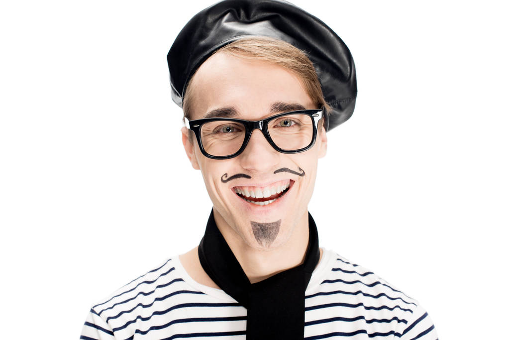 glücklicher französischer Mann mit Schnurrbart lächelt isoliert auf weißem Grund  - Foto, Bild