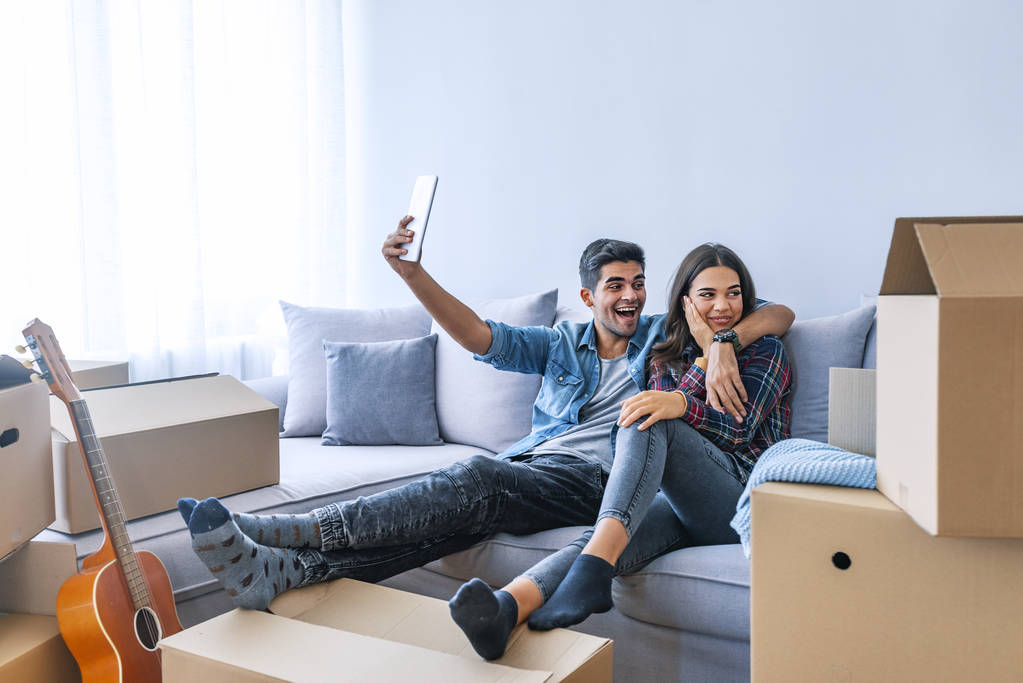Giovane coppia prendere selfie in nuova casa
  - Foto, immagini