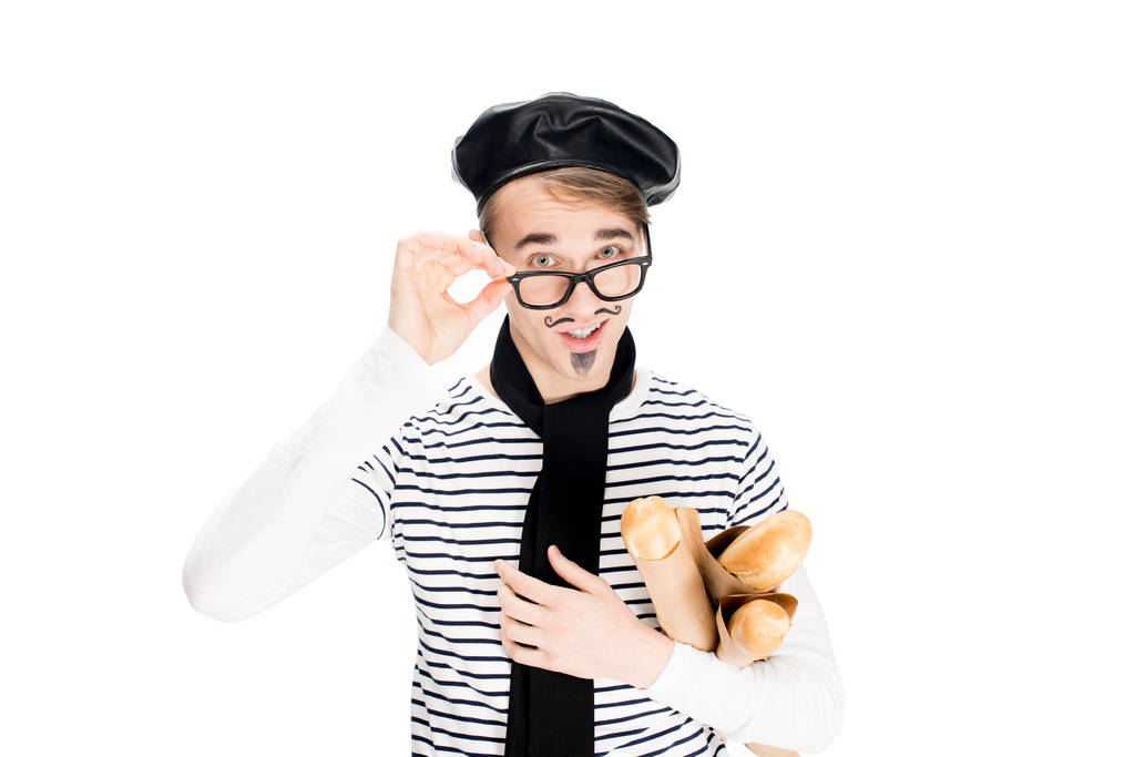Γαλλική άνθρωπος αγγίζει γυαλιά και νόστιμο μπαγκέτες απομονωθεί σε λευκό  - Φωτογραφία, εικόνα