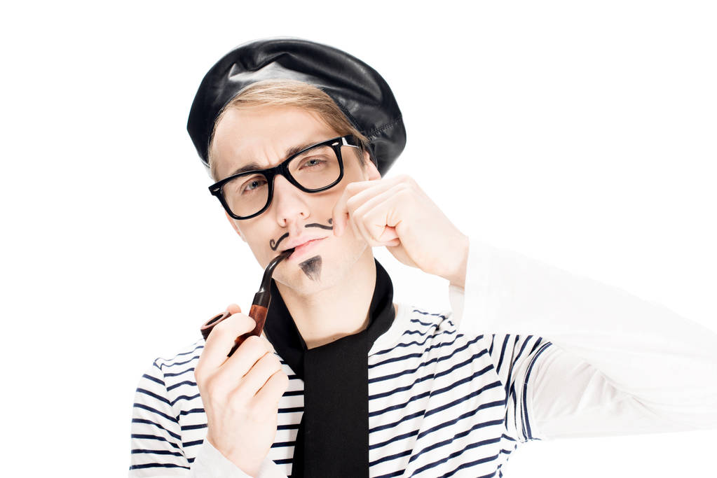 Selbstbewusster Franzose in Brille, Pfeife rauchend, isoliert auf weißem Grund - Foto, Bild